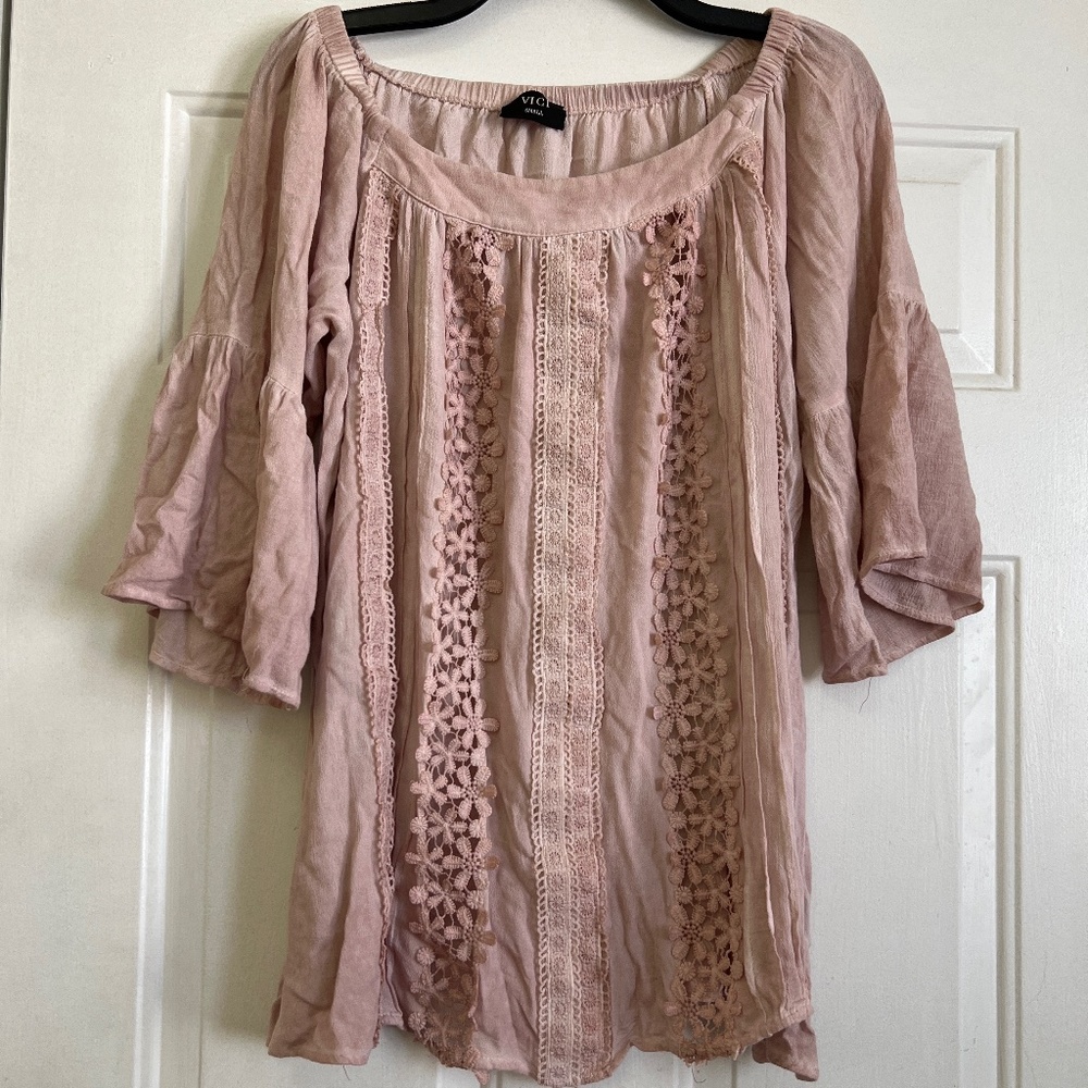 Vici shirt of shoulders